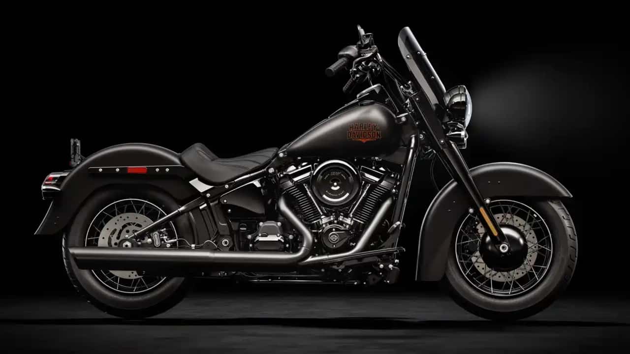 Harley-Davidson's New Deadwood Arrives, a Stripped-Down Bobber Powered by the Milwaukee-Eight 117