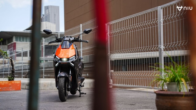 NIU FX Pro Electric Scooter Debuts With Car-Like Tech, Priced at 69,000 Baht