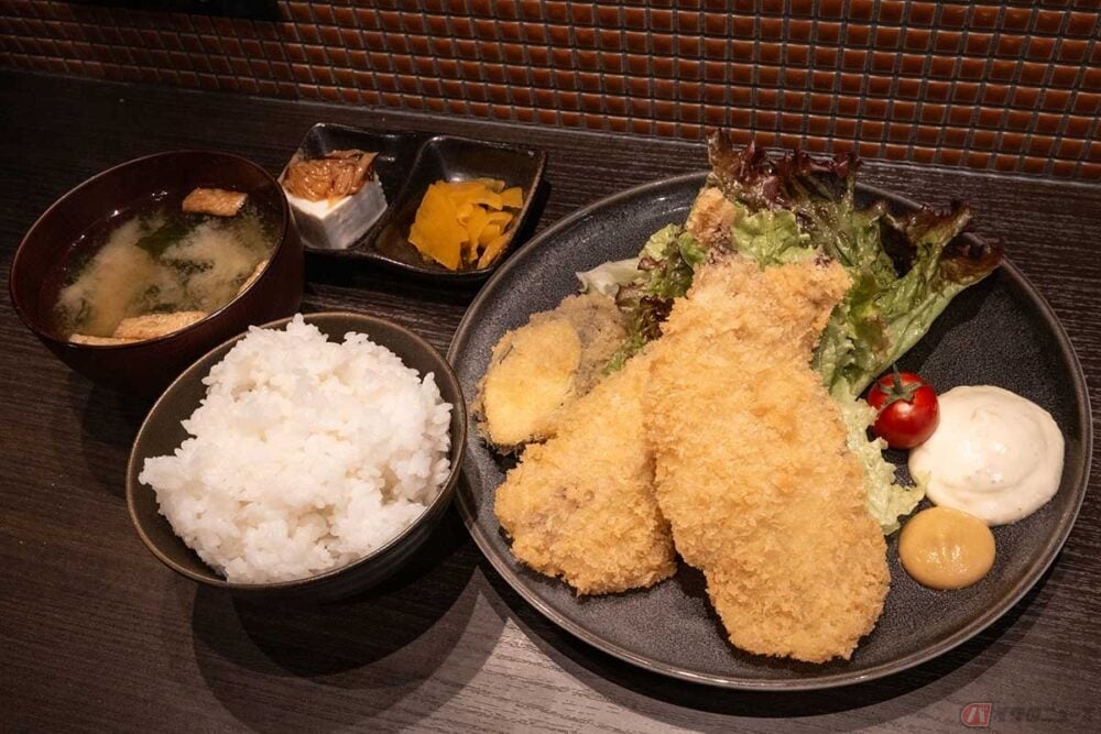 A Touring Stop in Yokohama's Kannai: 'Agedokoro Yuya,' Famous for Its Market-Fresh Fried Horse Mackerel Set