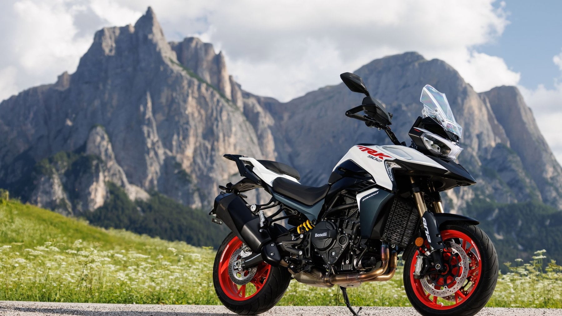 Benelli TRK 902 First Ride: Entering the Maxi-ADV Class Under 9,000 Euros, Strengths and Weaknesses Emerge