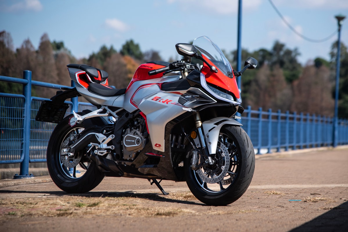 QJMOTOR SRK 450 RR: An Inline-Four Reviving the Small-Displacement Supersport With 76hp