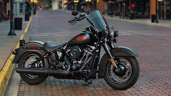 Harley-Davidson Unveils New Deadwood, 1923cc Bobber With Milwaukee-Eight 117
