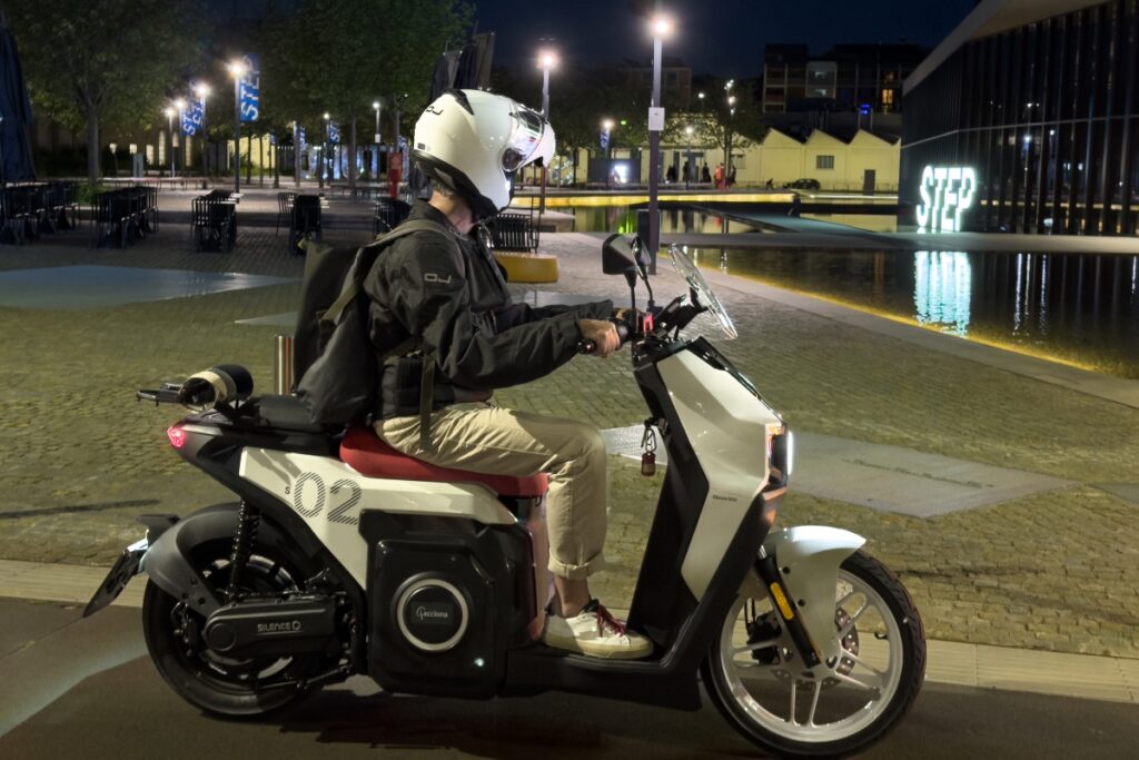 Riding the Electric Scooter Silence S02 Through Nighttime Milan, With a Removable Battery You Can Charge at Home