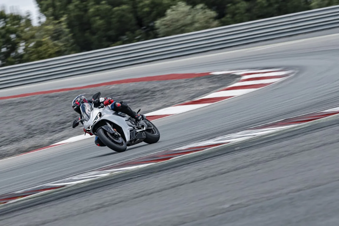 Norton Manx R Road and Track Test: 1,200cc V4 Makes 209 PS
